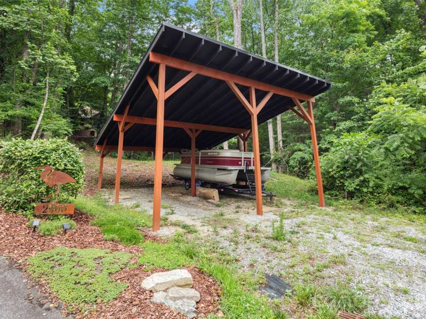 2000 Davis Mountain Road, Hendersonville, NC 28739.  MLS# CAR4378878, YatesRealty ID 30346. 