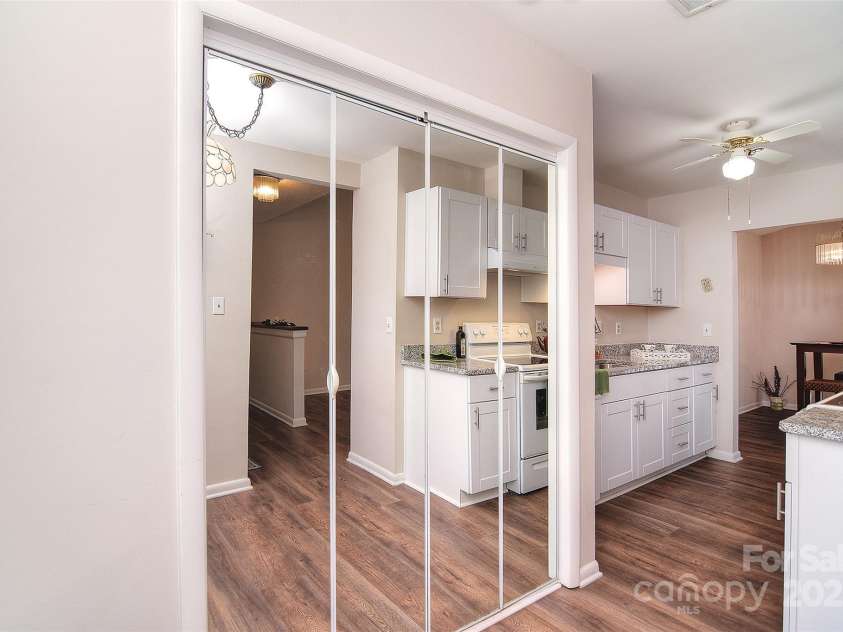 9034 Mcalpine Cove Court, Charlotte, NC 28270.  MLS# CAR4289074, YatesRealty ID 30347. Breakfast area