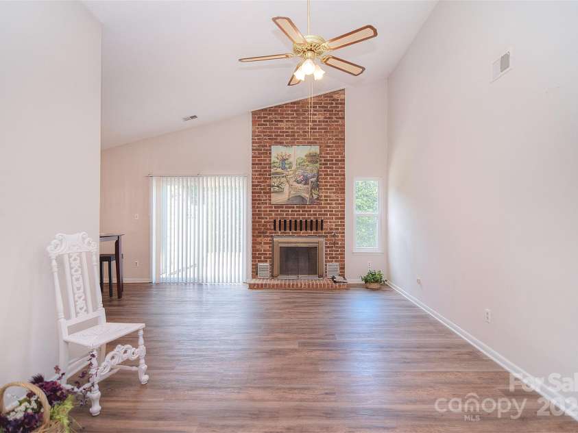 9034 Mcalpine Cove Court, Charlotte, NC 28270.  MLS# CAR4289074, YatesRealty ID 30347. Great room