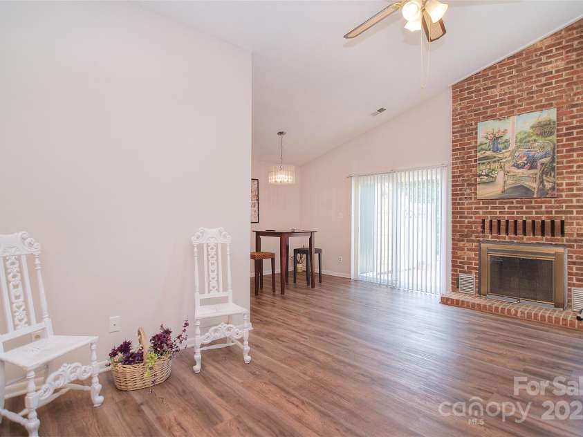 9034 Mcalpine Cove Court, Charlotte, NC 28270.  MLS# CAR4289074, YatesRealty ID 30347. Great room