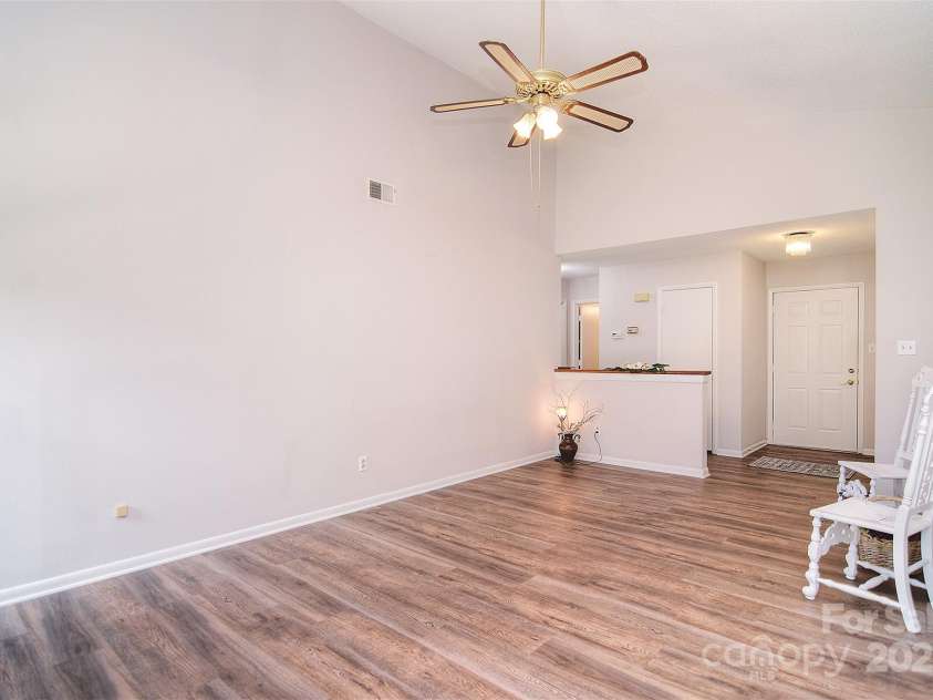 9034 Mcalpine Cove Court, Charlotte, NC 28270.  MLS# CAR4289074, YatesRealty ID 30347. Great room