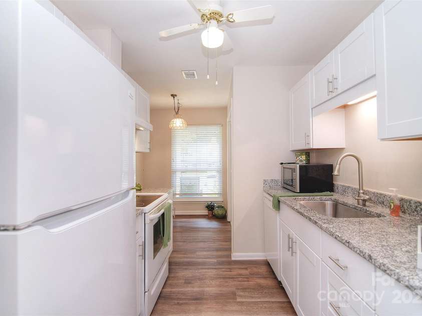 9034 Mcalpine Cove Court, Charlotte, NC 28270.  MLS# CAR4289074, YatesRealty ID 30347. Kitchen