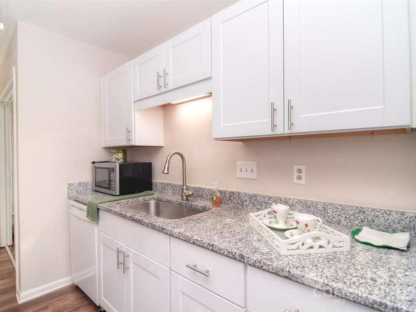 9034 Mcalpine Cove Court, Charlotte, NC 28270.  MLS# CAR4289074, YatesRealty ID 30347. Kitchen