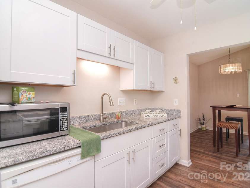9034 Mcalpine Cove Court, Charlotte, NC 28270.  MLS# CAR4289074, YatesRealty ID 30347. Kitchen
