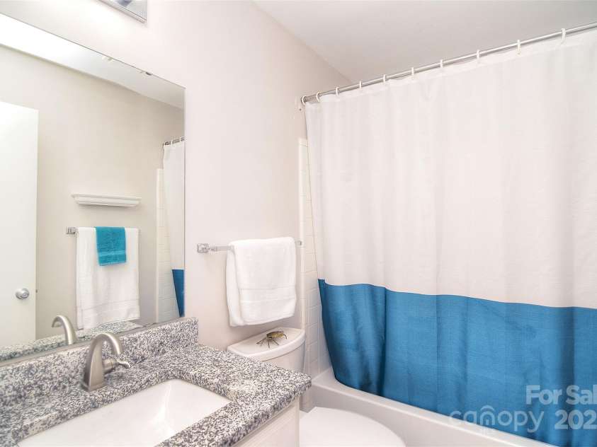 9034 Mcalpine Cove Court, Charlotte, NC 28270.  MLS# CAR4289074, YatesRealty ID 30347. Primary Bath