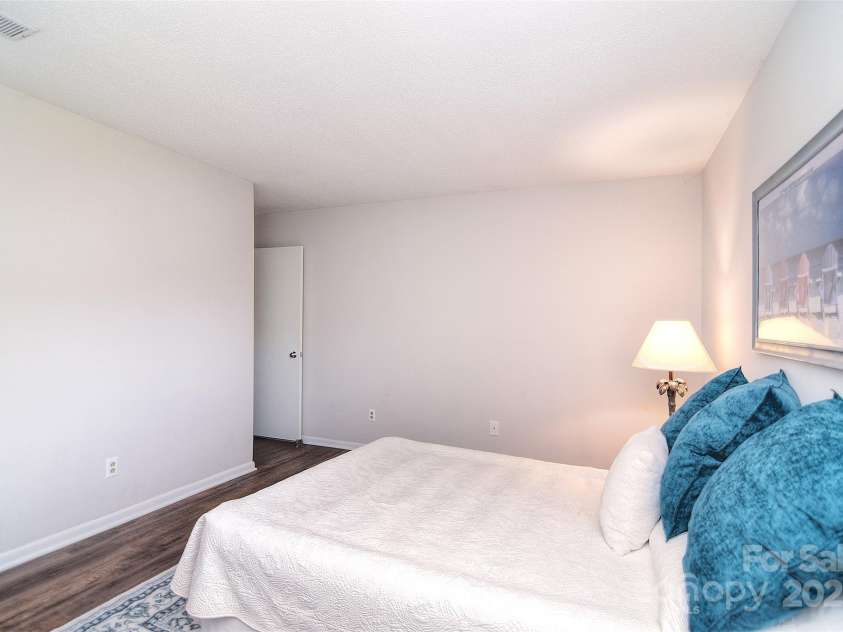 9034 Mcalpine Cove Court, Charlotte, NC 28270.  MLS# CAR4289074, YatesRealty ID 30347. Primary bedroom
