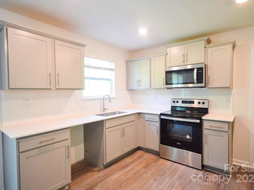 43 Cain Hollow Way, Asheville, NC 28806.  MLS# CAR4277728, YatesRealty ID 30350. 