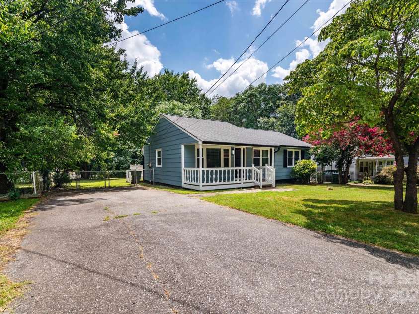305 Linden Circle, Gastonia, NC 28054.  MLS# CAR4276624, YatesRealty ID 30355. 