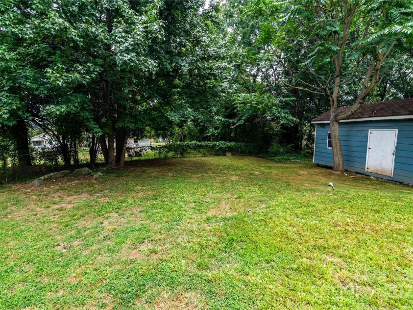 305 Linden Circle, Gastonia, NC 28054.  MLS# CAR4276624, YatesRealty ID 30355. 