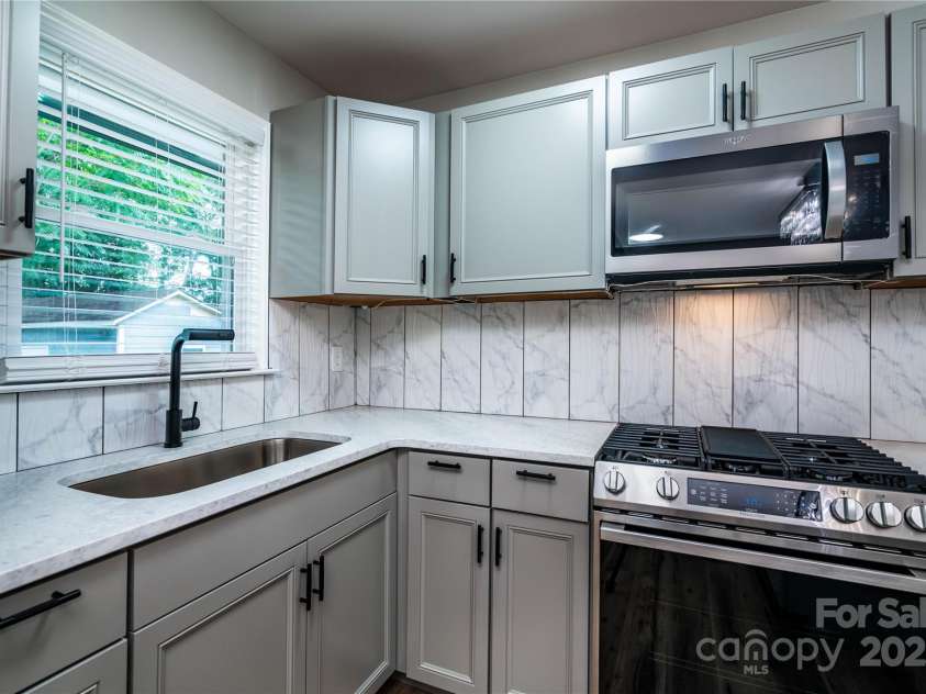 305 Linden Circle, Gastonia, NC 28054.  MLS# CAR4276624, YatesRealty ID 30355. Quartz countertops + stainless steel = modern and functional