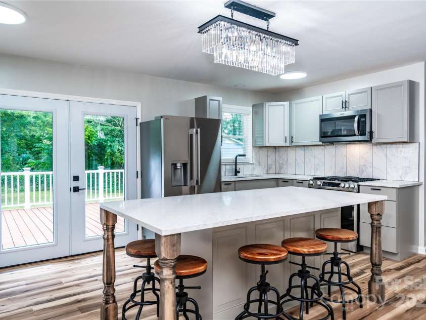 305 Linden Circle, Gastonia, NC 28054.  MLS# CAR4276624, YatesRealty ID 30355. Stylish and functional island—extra prep space and seating