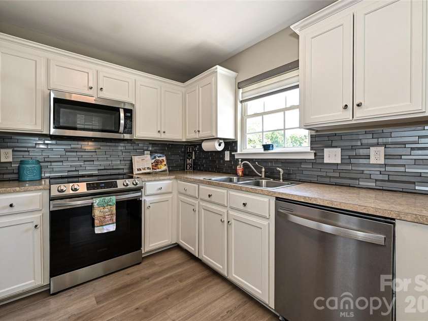 3805 Cassidy Drive, Waxhaw, NC 28173.  MLS# CAR4392731, YatesRealty ID 30357. 