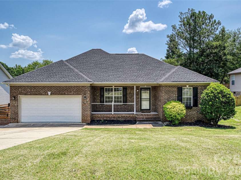 3805 Cassidy Drive, Waxhaw, NC 28173.  MLS# CAR4392731, YatesRealty ID 30357. Welcome to 3805 Cassidy Drive!