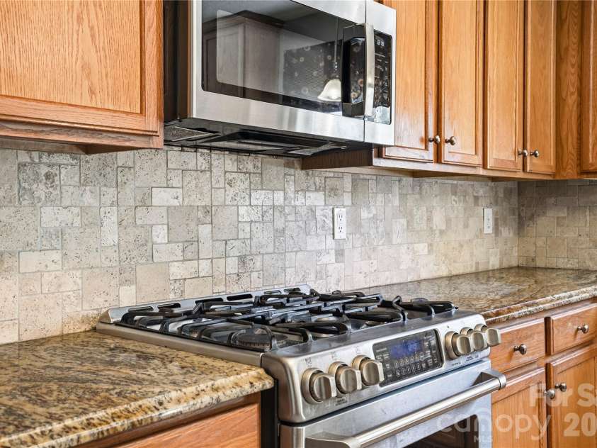 13310 Pontchatrain Avenue, Charlotte, NC 28273.  MLS# CAR4377198, YatesRealty ID 30358. Gas range - a chef's dream