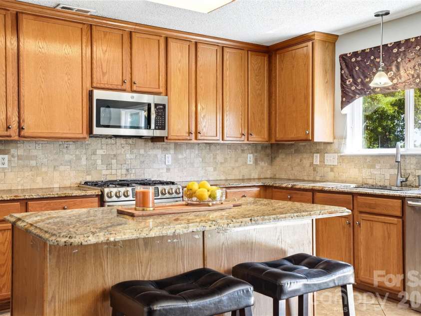 13310 Pontchatrain Avenue, Charlotte, NC 28273.  MLS# CAR4377198, YatesRealty ID 30358. Granite counter tops