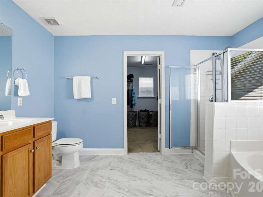 13310 Pontchatrain Avenue, Charlotte, NC 28273.  MLS# CAR4377198, YatesRealty ID 30358. Large primary bath
