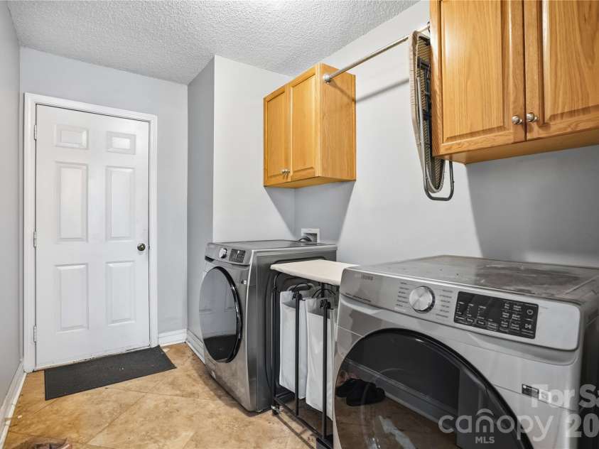 13310 Pontchatrain Avenue, Charlotte, NC 28273.  MLS# CAR4377198, YatesRealty ID 30358. Laundry room conveniently located off Kichen