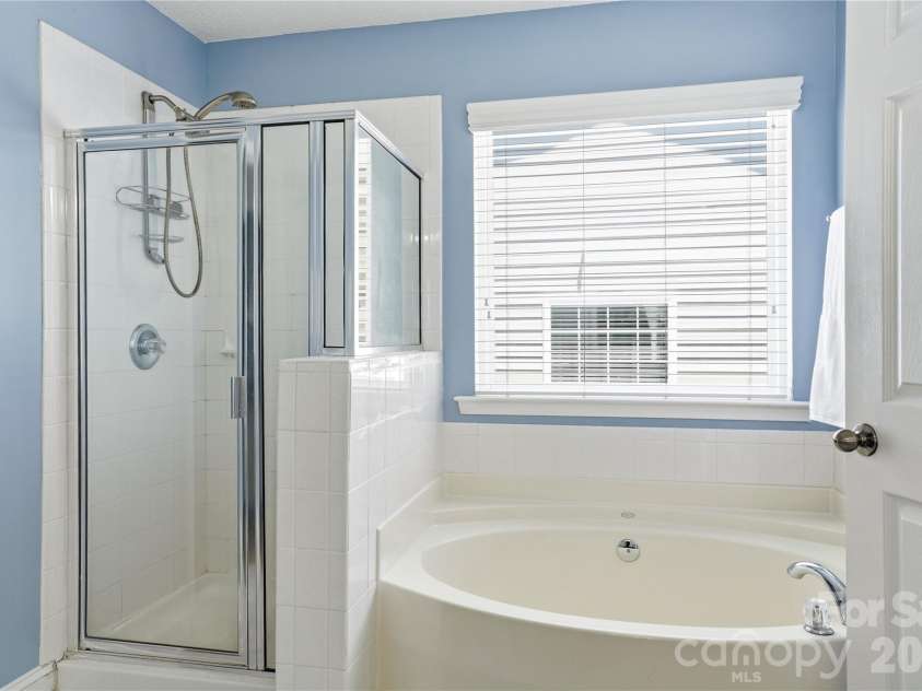 13310 Pontchatrain Avenue, Charlotte, NC 28273.  MLS# CAR4377198, YatesRealty ID 30358. Soaking tub