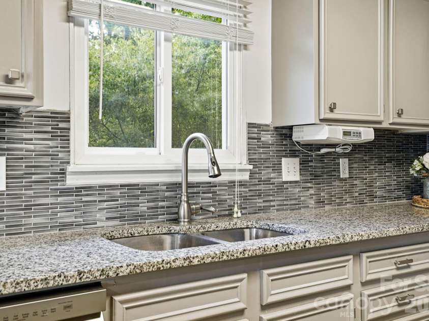 8188 Normandy Road, Denver, NC 28037.  MLS# CAR4383571, YatesRealty ID 30359. Granite countertops