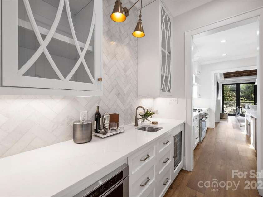2714 Selwyn Avenue, Charlotte, NC 28209.  MLS# CAR4213773, YatesRealty ID 3036. 