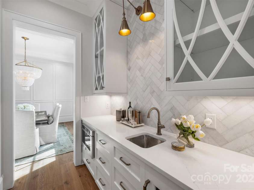 2714 Selwyn Avenue, Charlotte, NC 28209.  MLS# CAR4213773, YatesRealty ID 3036. 