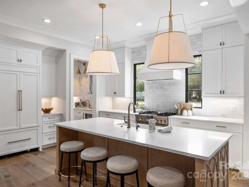 2714 Selwyn Avenue, Charlotte, NC 28209.  MLS# CAR4213773, YatesRealty ID 3036. 