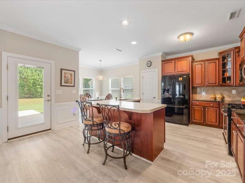 2513 Rosebud Court, Tega Cay, SC 29708.  MLS# CAR4284006, YatesRealty ID 30360. Breakfast bar