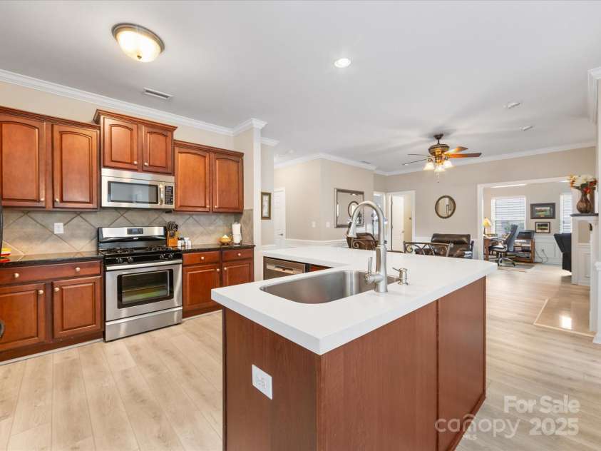 2513 Rosebud Court, Tega Cay, SC 29708.  MLS# CAR4284006, YatesRealty ID 30360. Kitchen Island