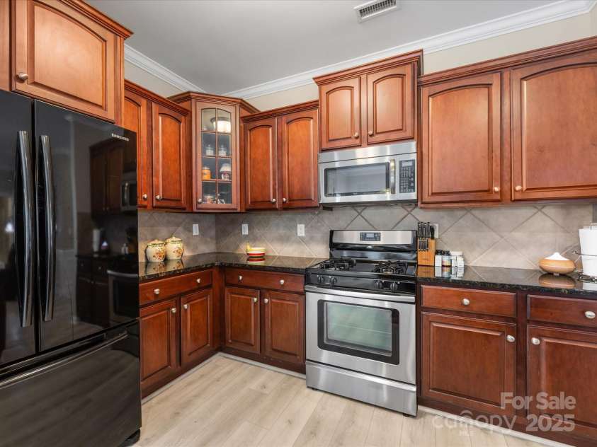 2513 Rosebud Court, Tega Cay, SC 29708.  MLS# CAR4284006, YatesRealty ID 30360. Large Kitchen