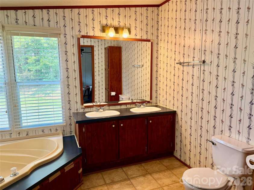 5493 Harris Farm Road, Hickory, NC 28602.  MLS# CAR4388001, YatesRealty ID 30360. 