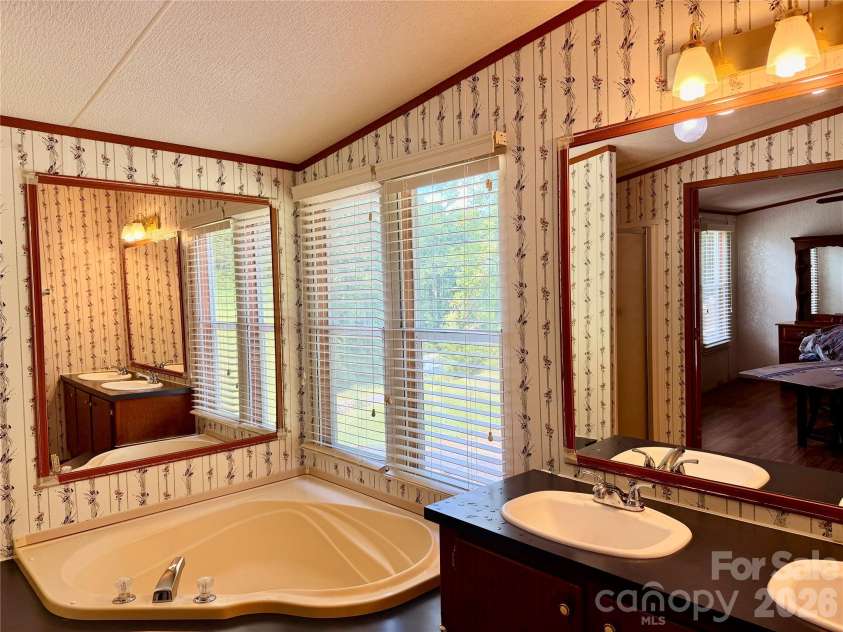 5493 Harris Farm Road, Hickory, NC 28602.  MLS# CAR4388001, YatesRealty ID 30360. 