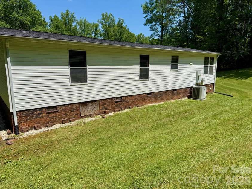 5493 Harris Farm Road, Hickory, NC 28602.  MLS# CAR4388001, YatesRealty ID 30360. 