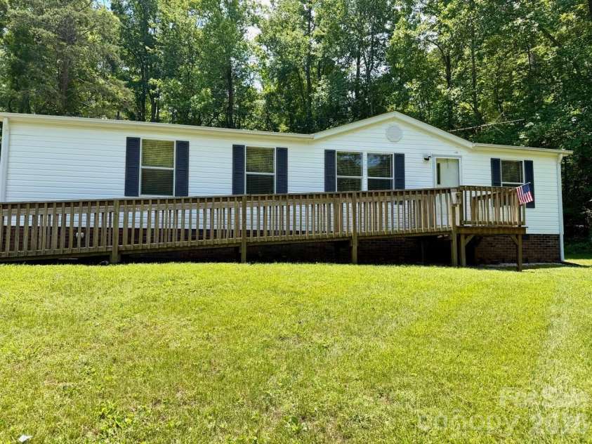 5493 Harris Farm Road, Hickory, NC 28602.  MLS# CAR4388001, YatesRealty ID 30360. 