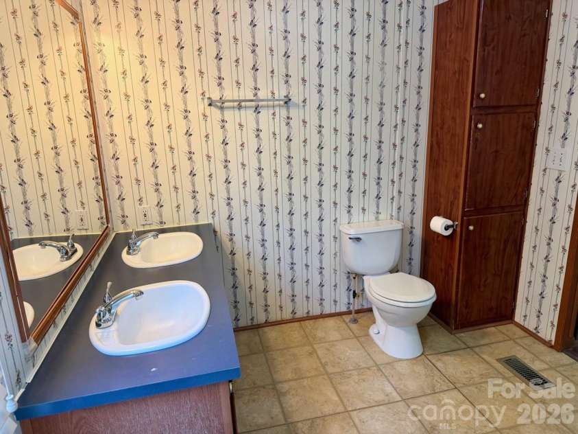 5493 Harris Farm Road, Hickory, NC 28602.  MLS# CAR4388001, YatesRealty ID 30360. 