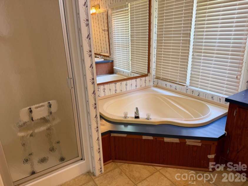 5493 Harris Farm Road, Hickory, NC 28602.  MLS# CAR4388001, YatesRealty ID 30360. 