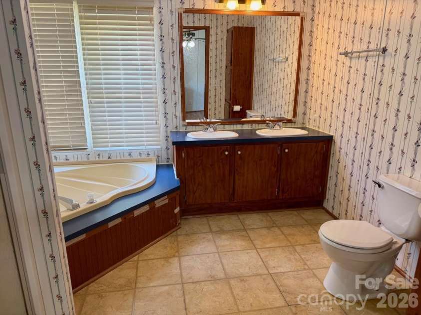 5493 Harris Farm Road, Hickory, NC 28602.  MLS# CAR4388001, YatesRealty ID 30360. 