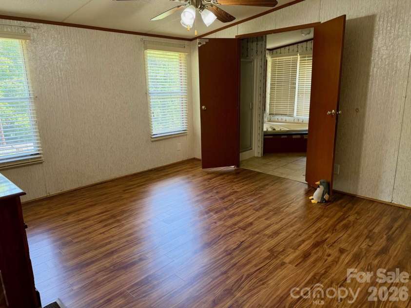 5493 Harris Farm Road, Hickory, NC 28602.  MLS# CAR4388001, YatesRealty ID 30360. 