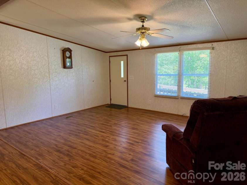 5493 Harris Farm Road, Hickory, NC 28602.  MLS# CAR4388001, YatesRealty ID 30360. 