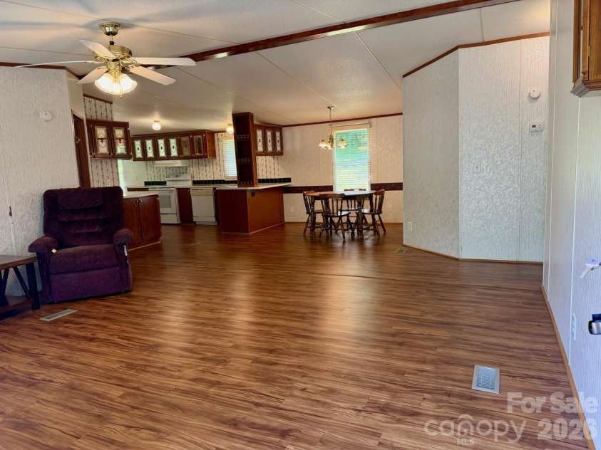 5493 Harris Farm Road, Hickory, NC 28602.  MLS# CAR4388001, YatesRealty ID 30360. 