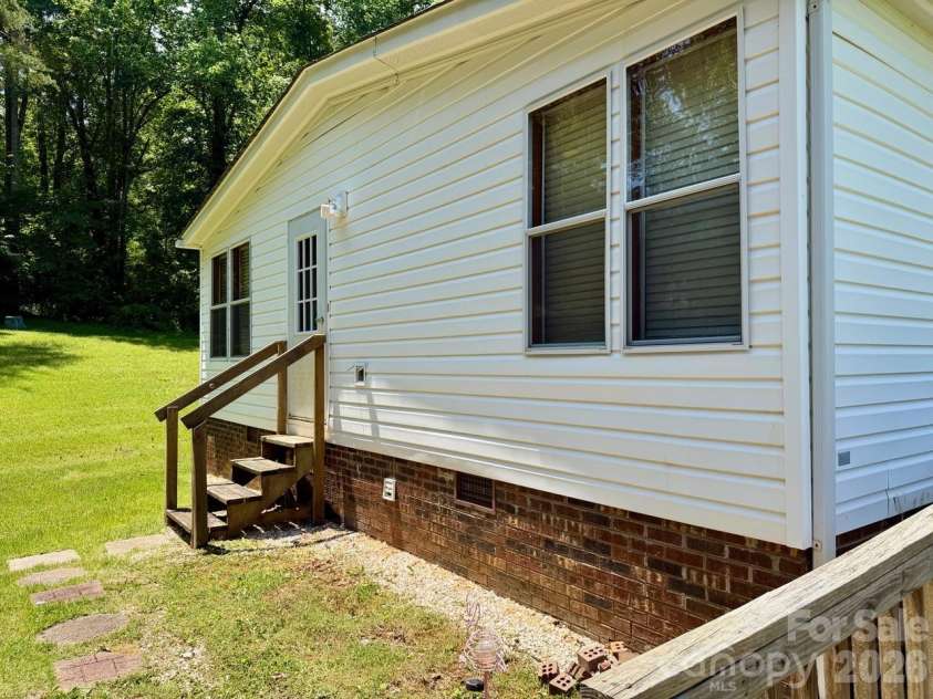 5493 Harris Farm Road, Hickory, NC 28602.  MLS# CAR4388001, YatesRealty ID 30360. 