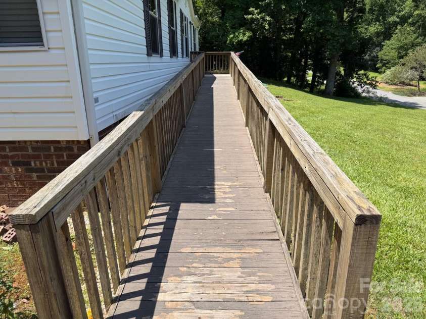 5493 Harris Farm Road, Hickory, NC 28602.  MLS# CAR4388001, YatesRealty ID 30360. 