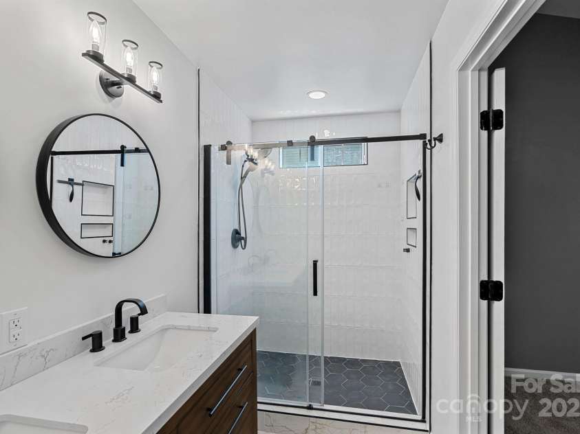 10415 Danesway Lane, Cornelius, NC 28031.  MLS# CAR4284118, YatesRealty ID 30361. Primary Shower