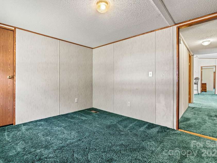 2800 Brushwood Circle, Newton, NC 28658.  MLS# CAR4288280, YatesRealty ID 30364. Flex Room with Closet/Entry View