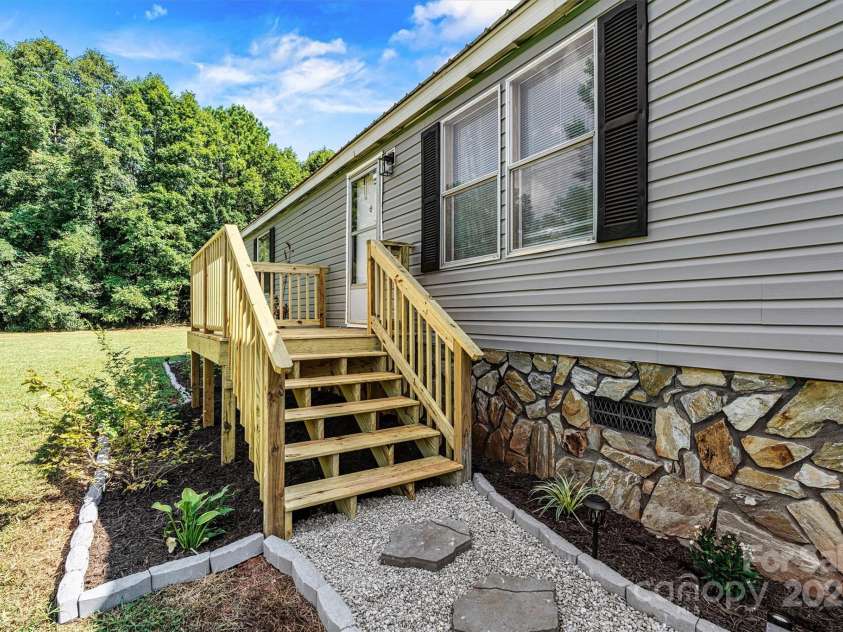 2800 Brushwood Circle, Newton, NC 28658.  MLS# CAR4288280, YatesRealty ID 30364. Focused Front Entry