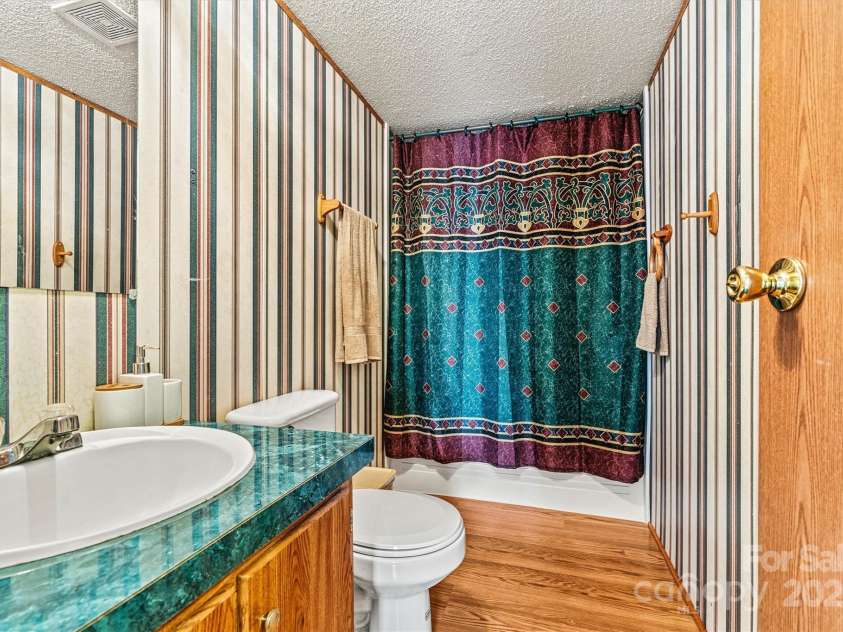 2800 Brushwood Circle, Newton, NC 28658.  MLS# CAR4288280, YatesRealty ID 30364. Full Guest Bath/Tub View