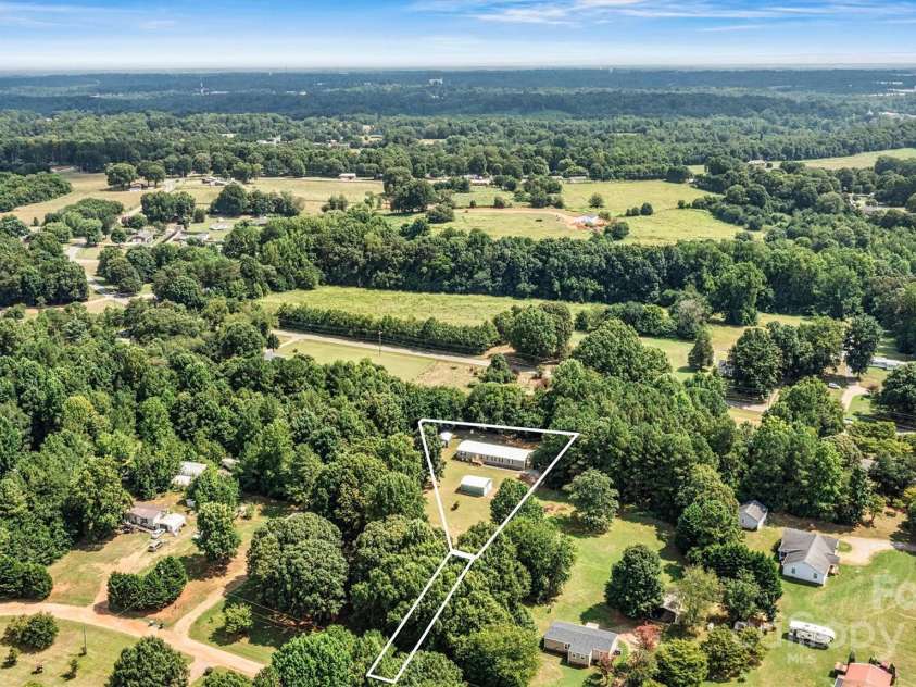 2800 Brushwood Circle, Newton, NC 28658.  MLS# CAR4288280, YatesRealty ID 30364. Lot Line Overlay with 45' ROW - Approximate Lines