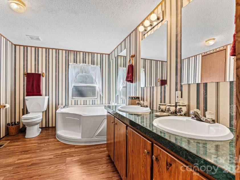 2800 Brushwood Circle, Newton, NC 28658.  MLS# CAR4288280, YatesRealty ID 30364. Primary Bath/Tub & Vanity View