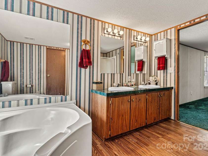 2800 Brushwood Circle, Newton, NC 28658.  MLS# CAR4288280, YatesRealty ID 30364. Primary Bath/Tub View
