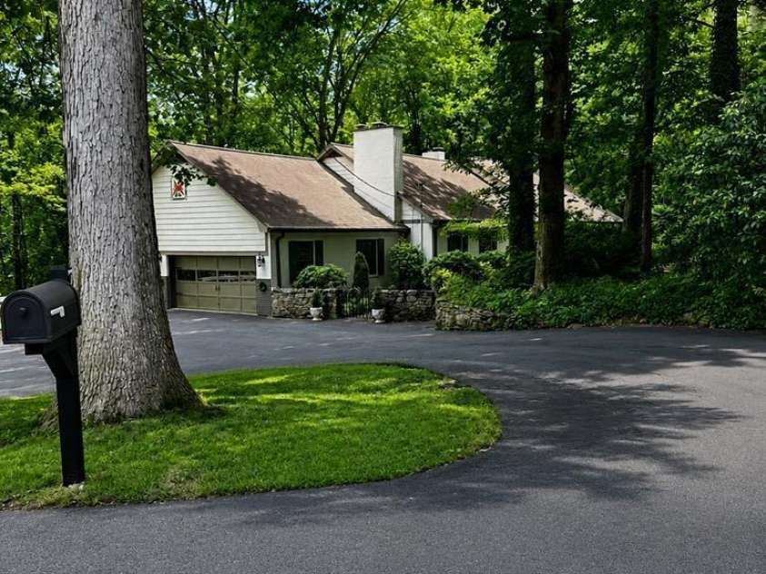 77 Oakwood Lane, Sylva, NC 28779.  MLS# CAR4376555, YatesRealty ID 30364. 