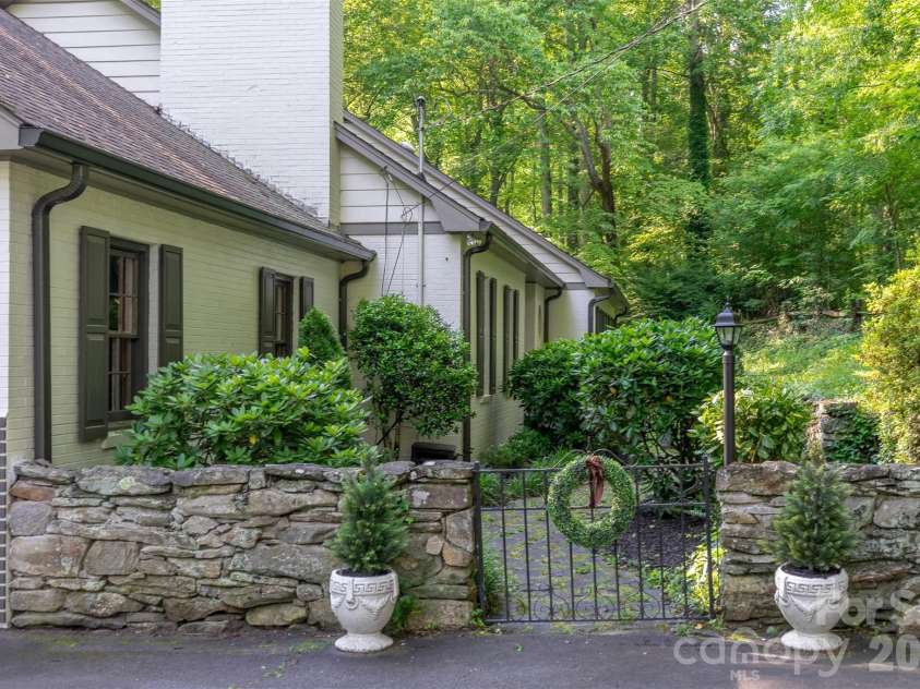 77 Oakwood Lane, Sylva, NC 28779.  MLS# CAR4376555, YatesRealty ID 30364. 